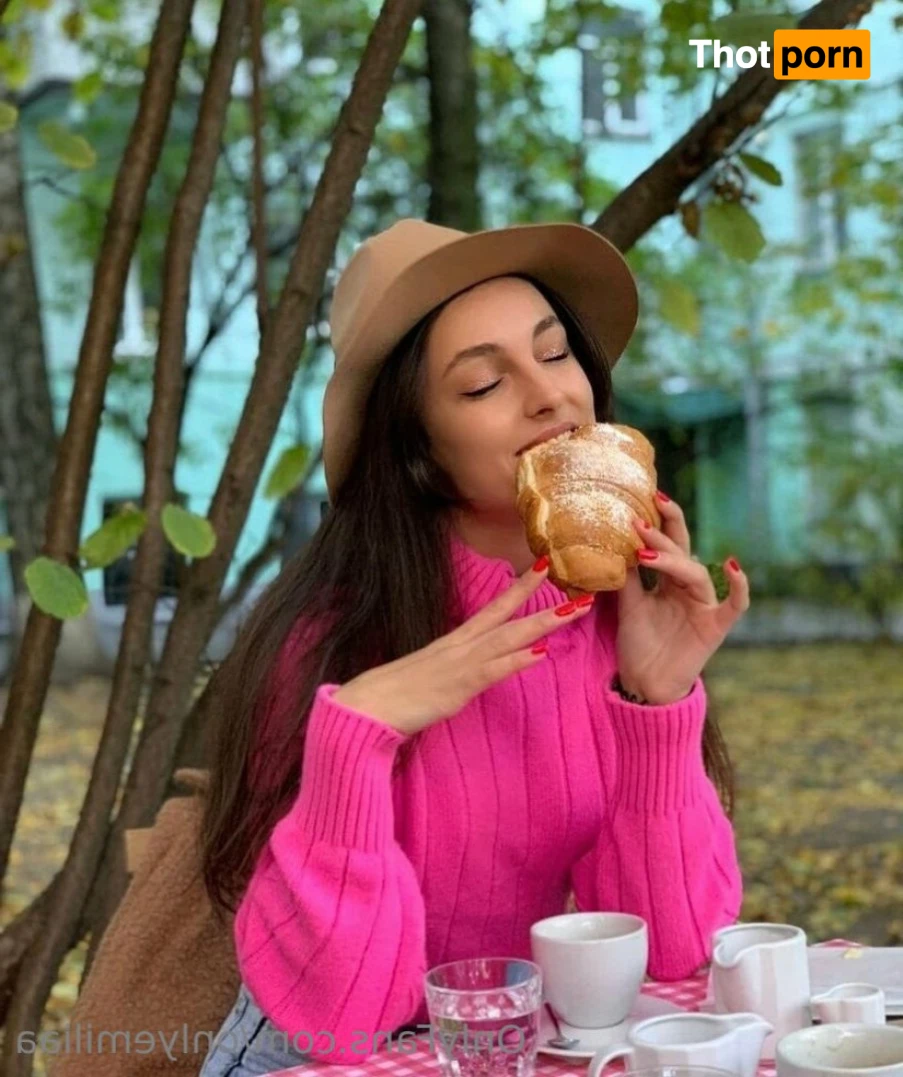 ⭐️ Emilia ⭐️ 15403556