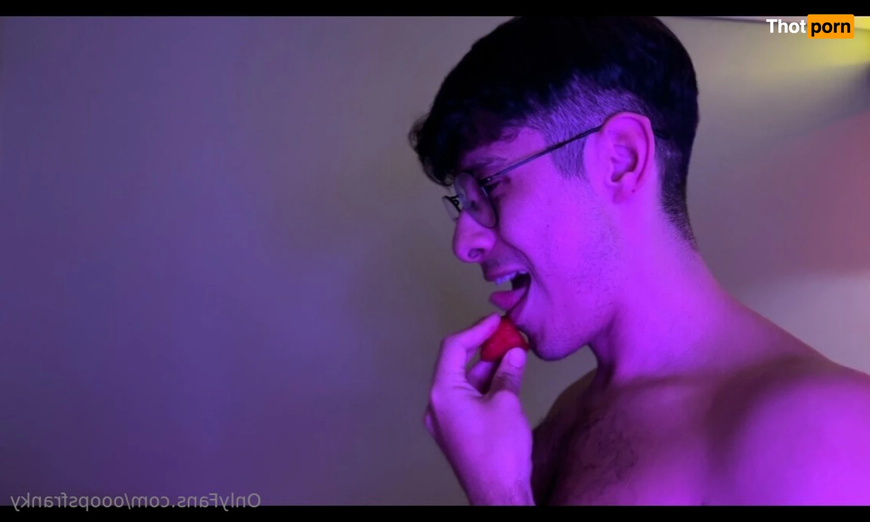 Franky Boy, el chico de los lentes 👓 15359021