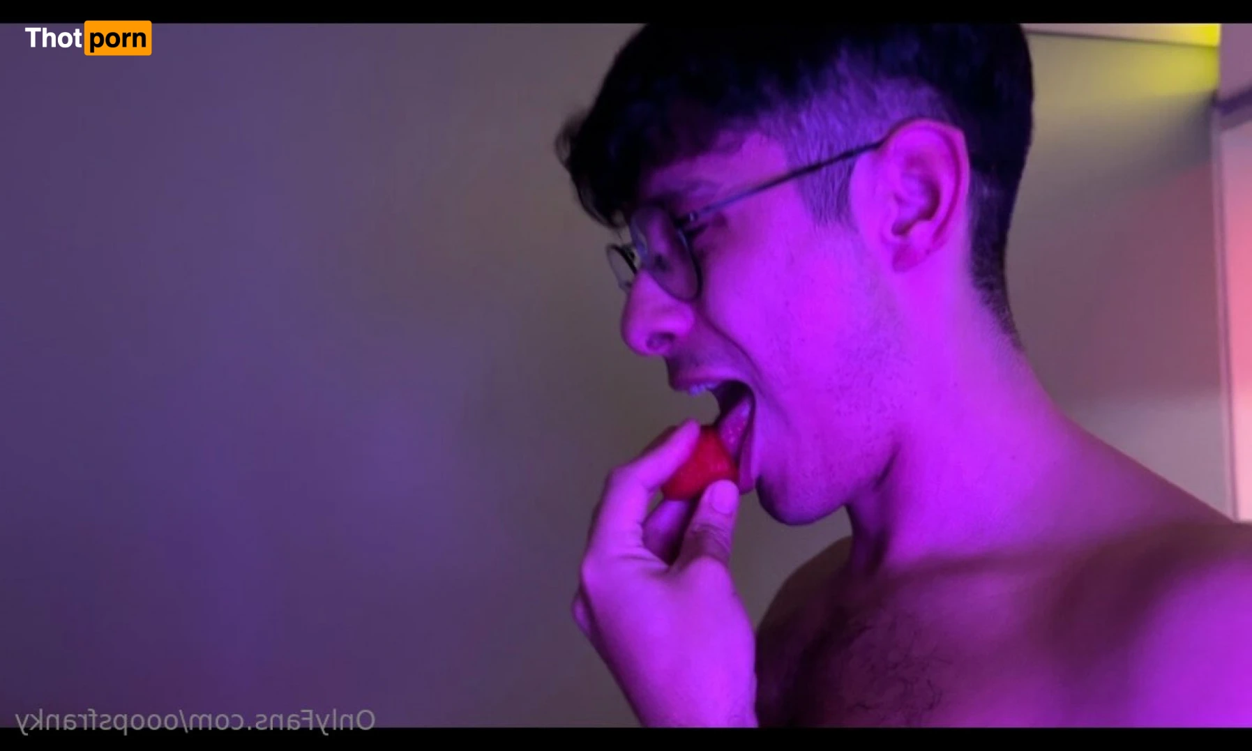 Franky Boy, el chico de los lentes 👓 15360047