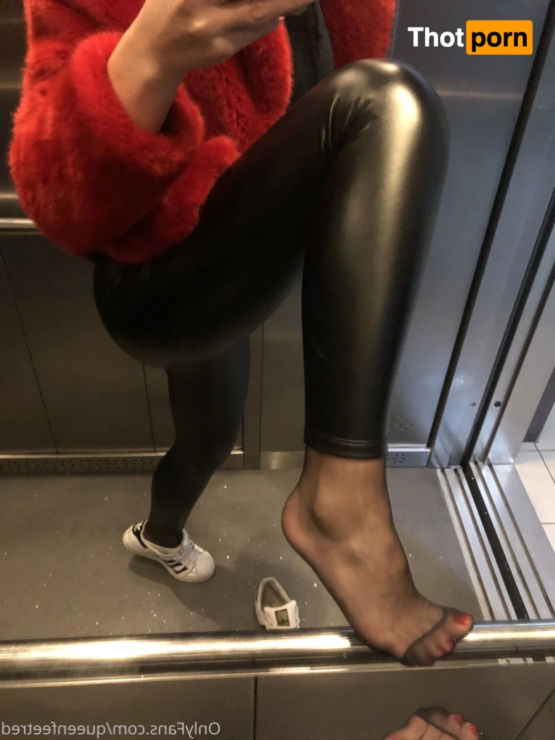 Queenfeetred 14231035