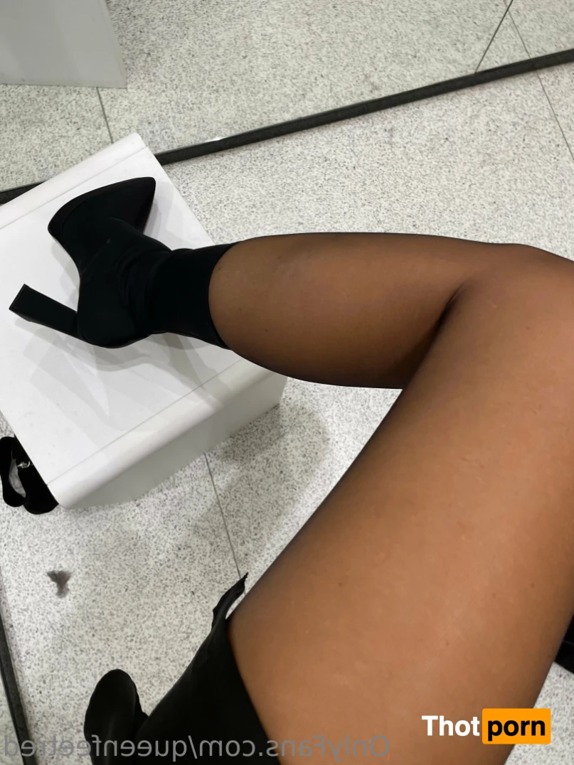 Queenfeetred 14232558