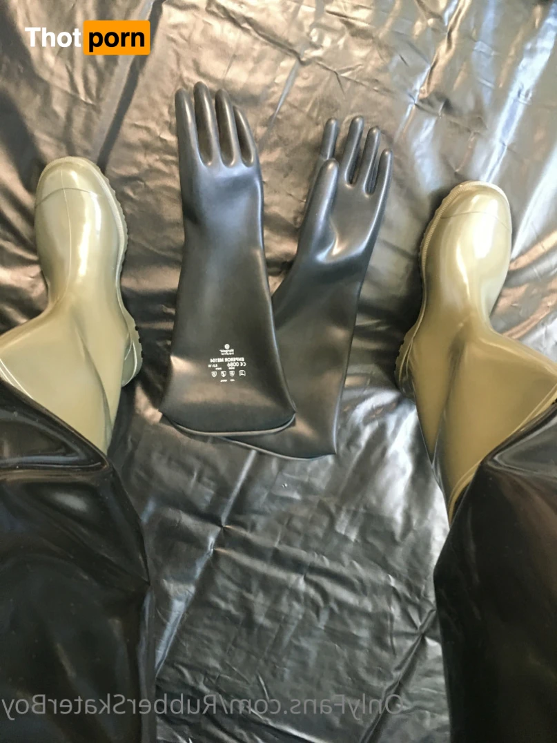 RubberSkaterBoy 12973066