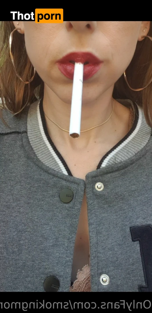 Smoking Mom 16392700