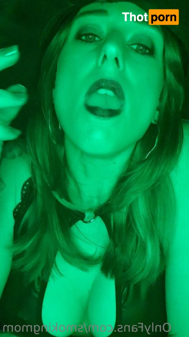 Smoking Mom 16392750