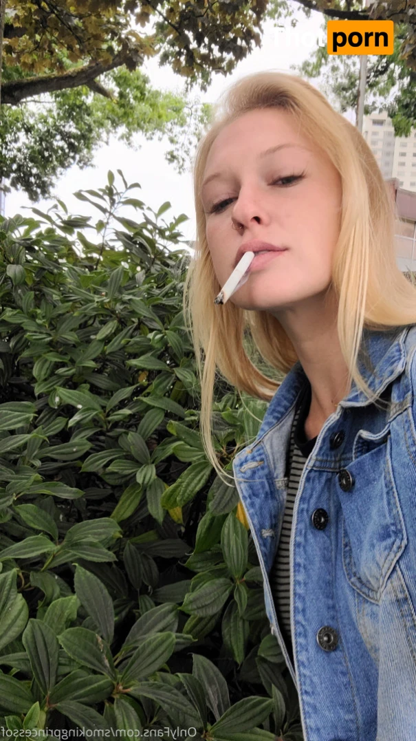 Smoking Princess 16392219