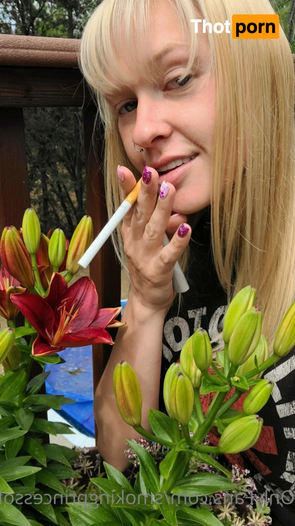 Smoking Princess 16392301