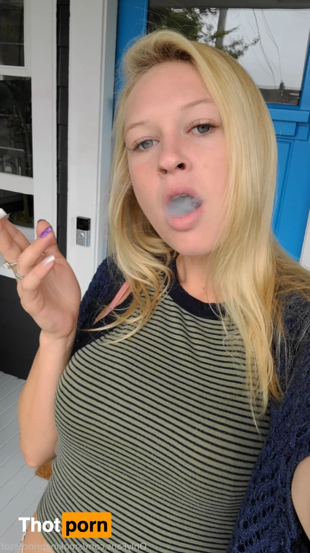 Smoking Princess 16392377