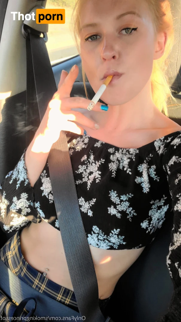 Smoking Princess 16392524