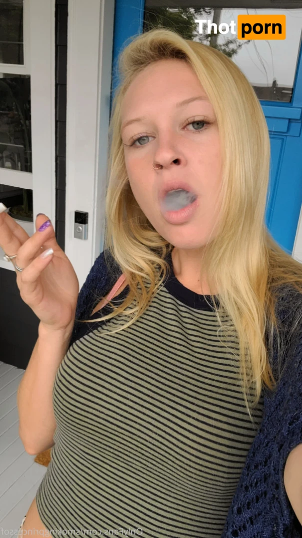 Smoking Princess 16392545