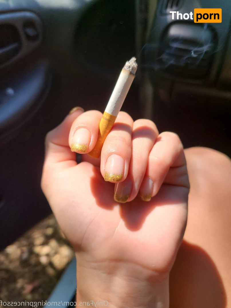 Smoking Princess 16392627