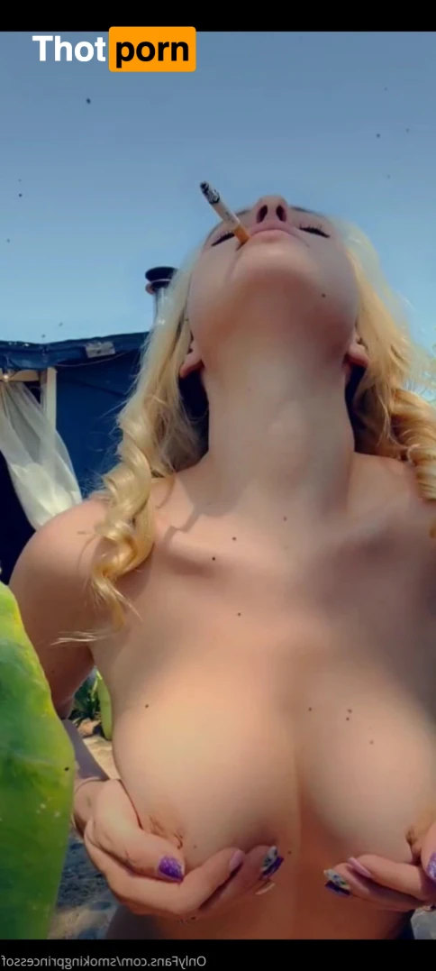 Smoking Princess 16392653