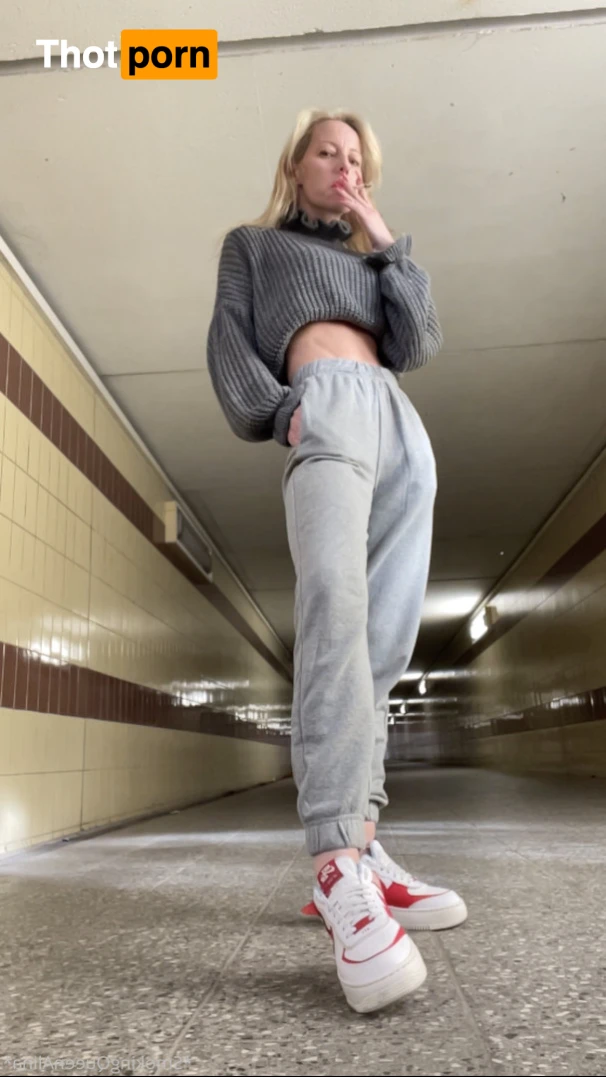 Smokingqueenalina 16391066