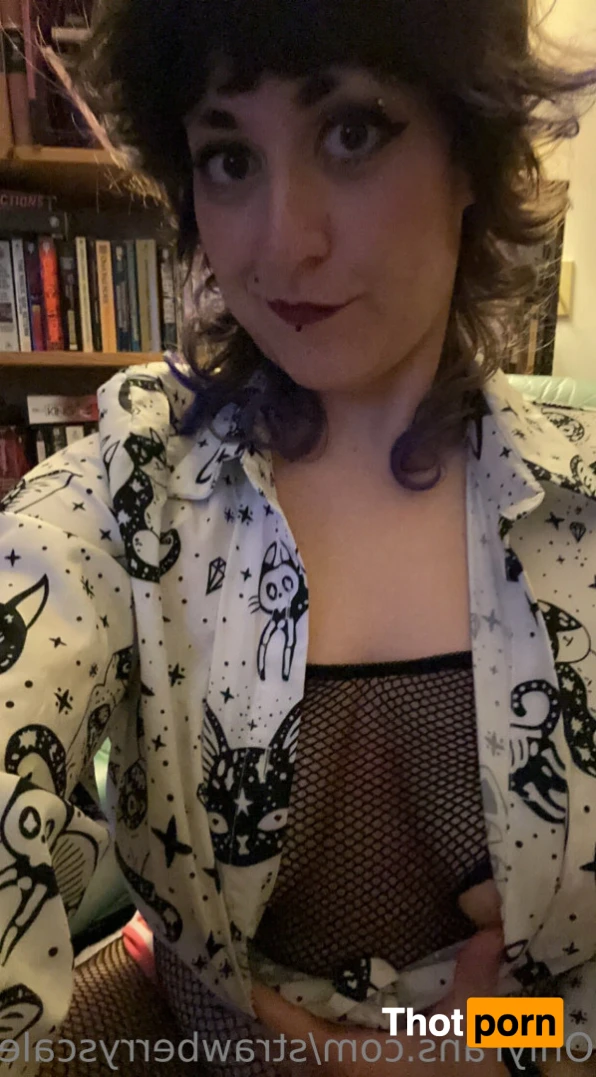 Strawberry Scales 16029014