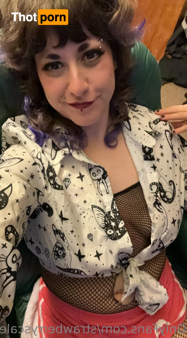 Strawberry Scales 16029030