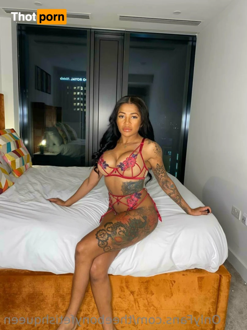 Ebony Fetish Queen 15192102