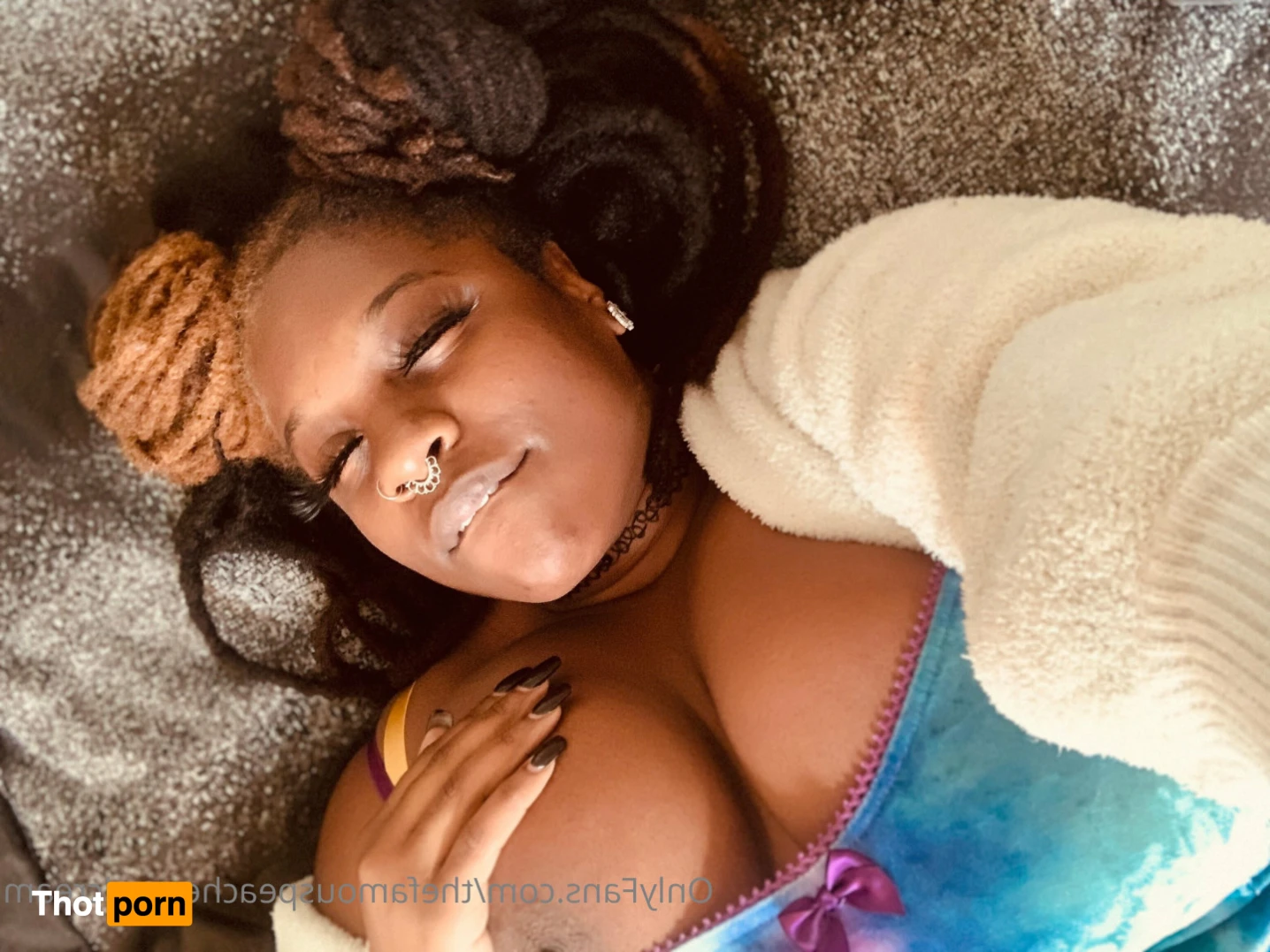 Peachy Peep Show 15191277