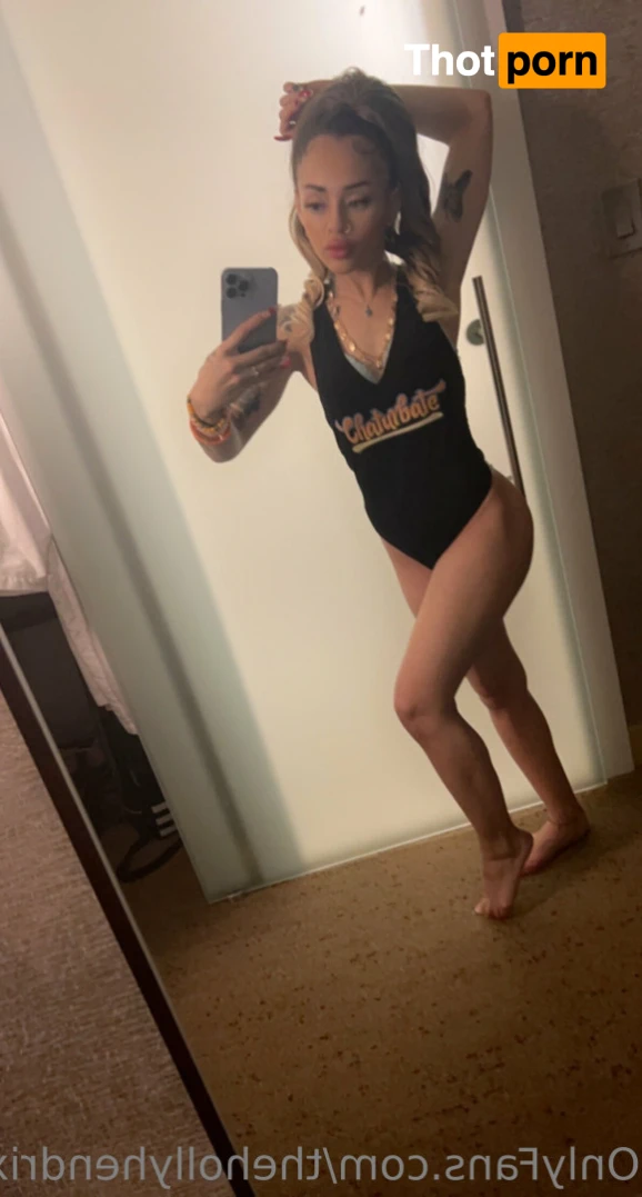 Holly Hendrix 15189941