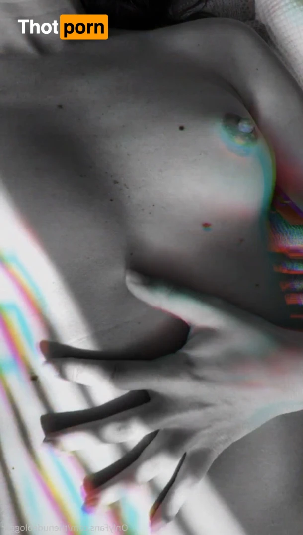 The Nude Blogger 15020586