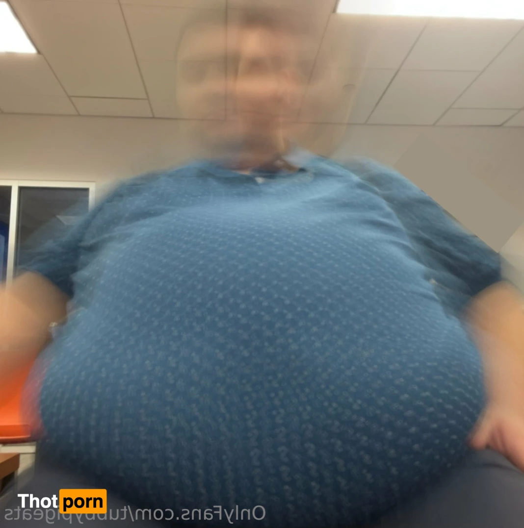 Tubby Pig Eats 14186408