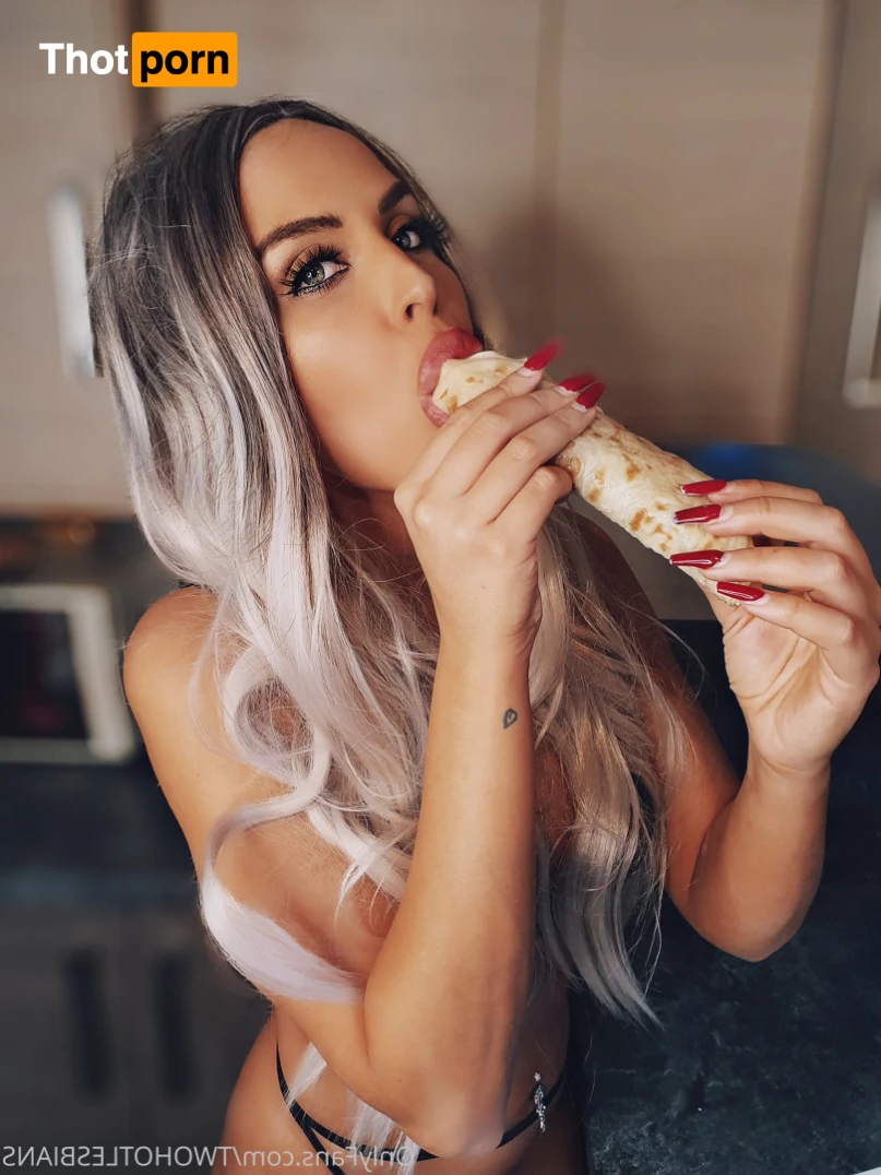 twohotlesbians 14146151