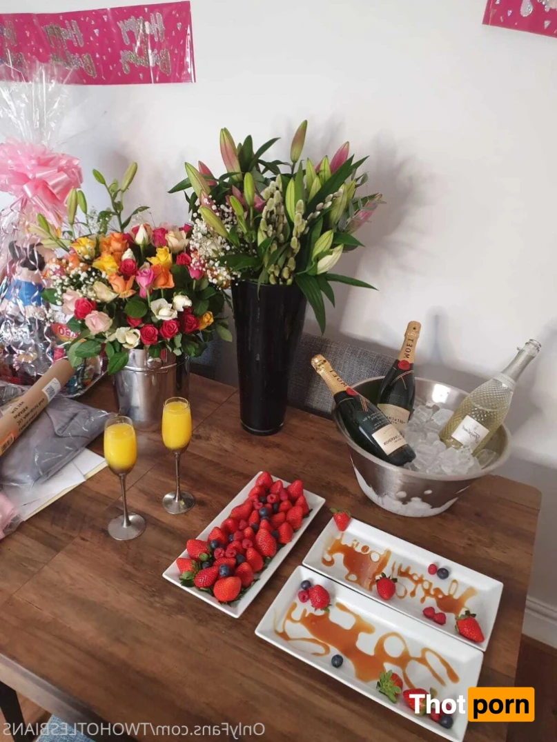 twohotlesbians 14146536