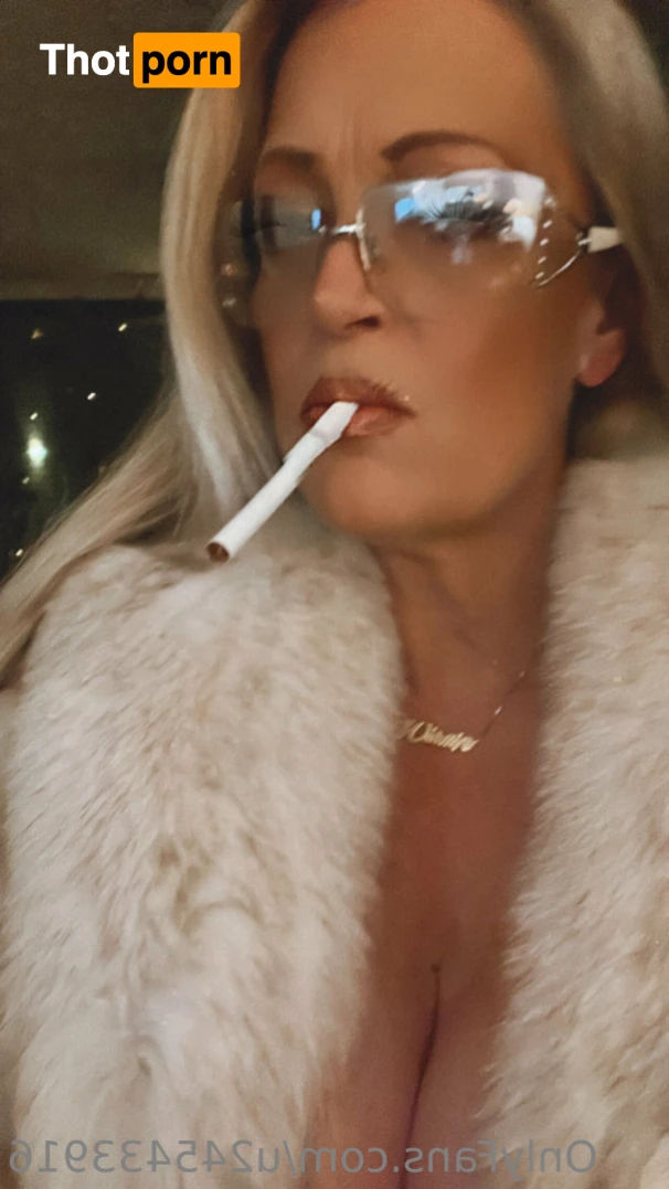 Brooke Hunter Smokin 14081495