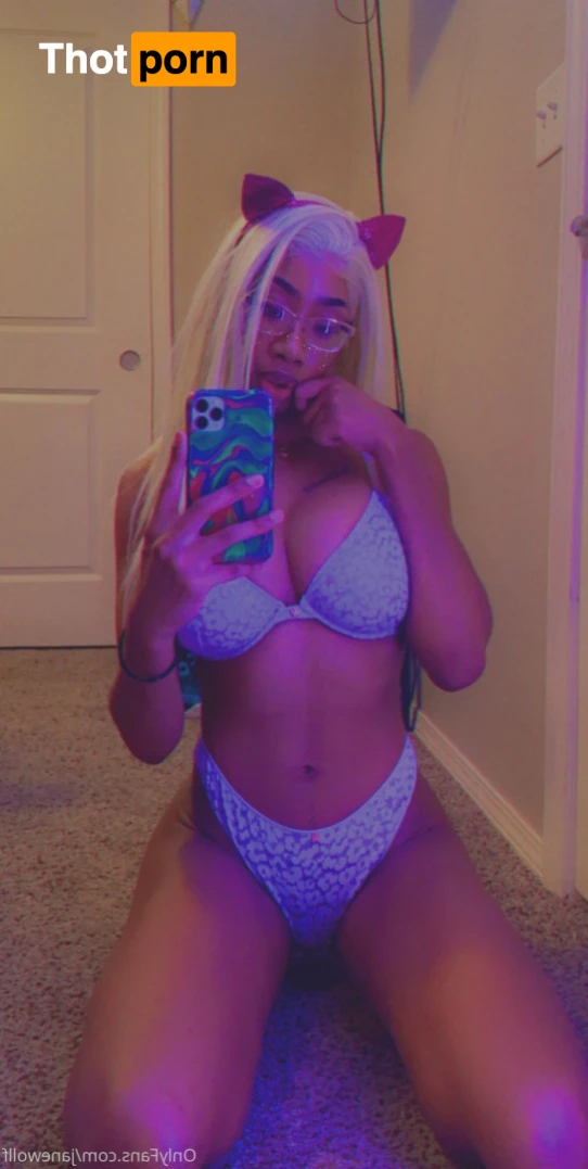 𝕸𝖔𝖓𝖆 𝖂𝖔𝖑𝖋 12817682