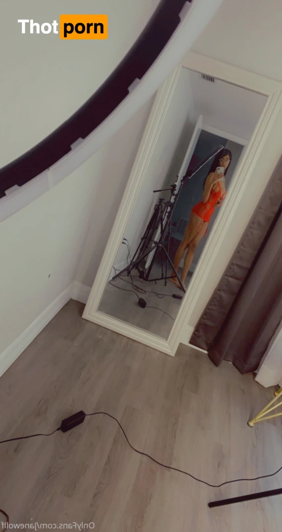 𝕸𝖔𝖓𝖆 𝖂𝖔𝖑𝖋 12818079