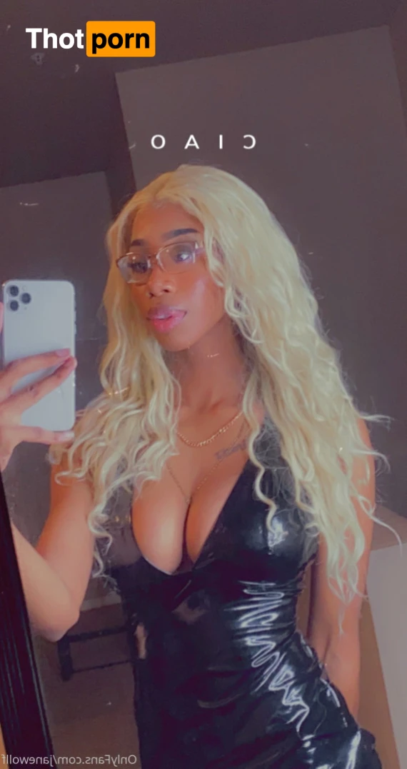 𝕸𝖔𝖓𝖆 𝖂𝖔𝖑𝖋 12818478