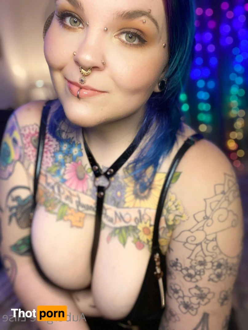 Tattooed Millennial 🖤⚡️ 12990623