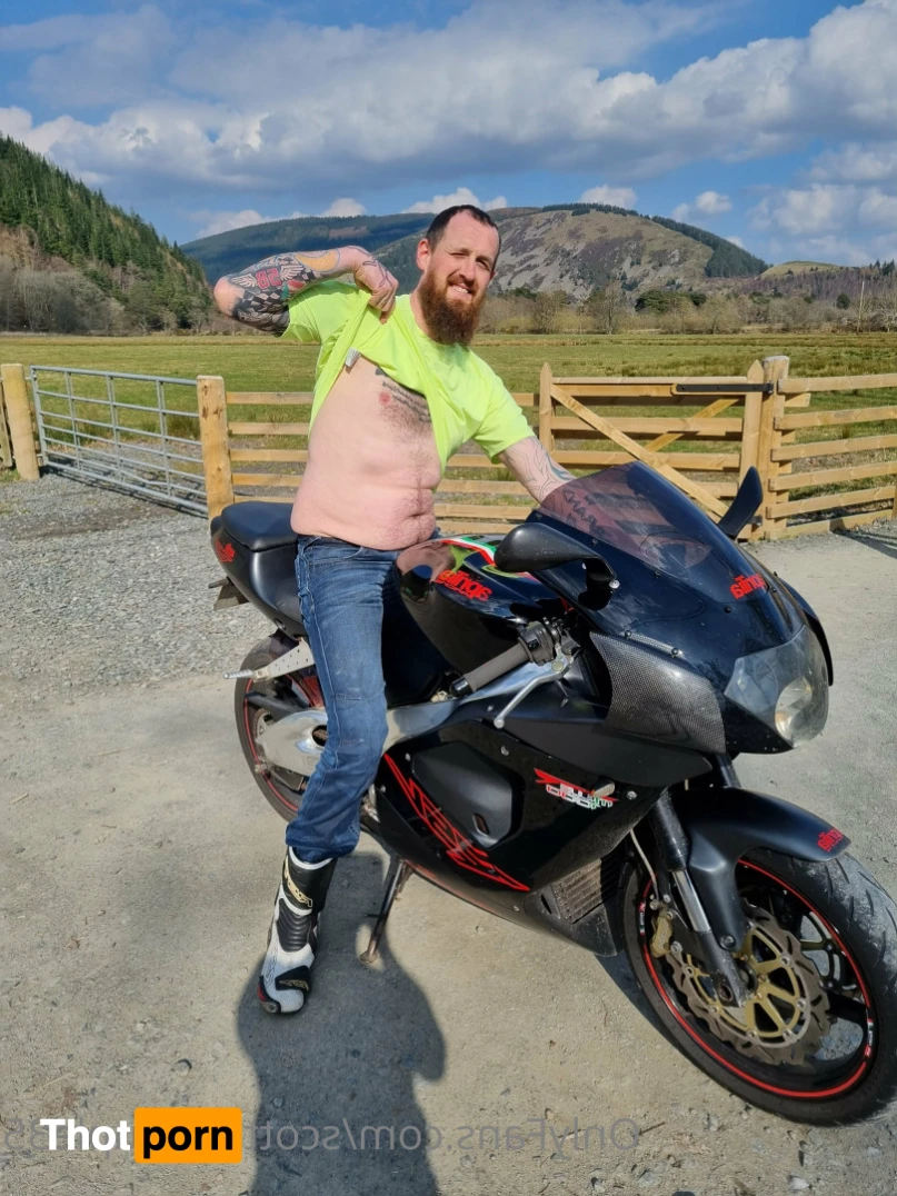 scottishcouple35 16378323