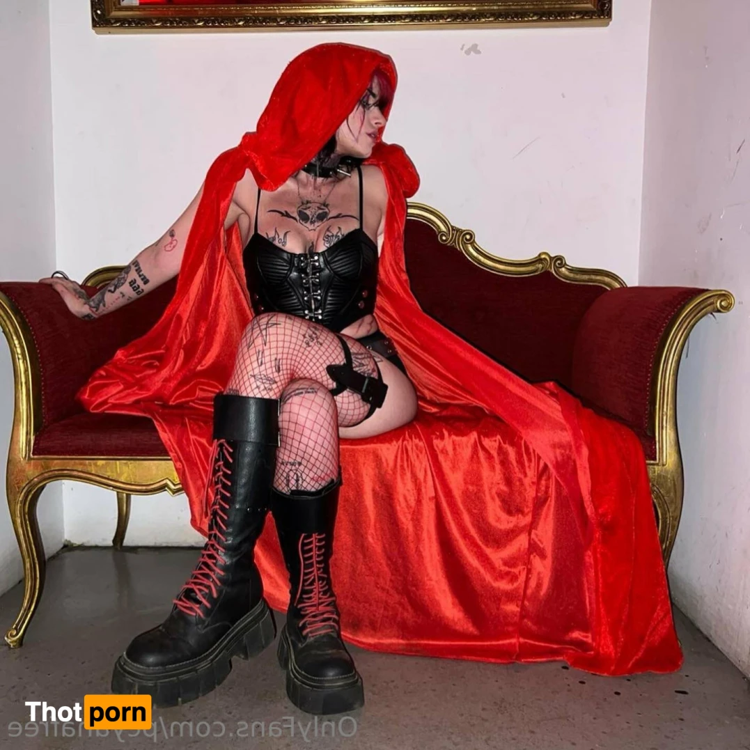 Sandi 🧛🏻‍♀️ 12399344