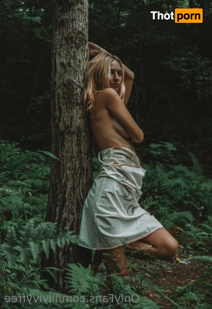 LILY 🌍🌿 10939816