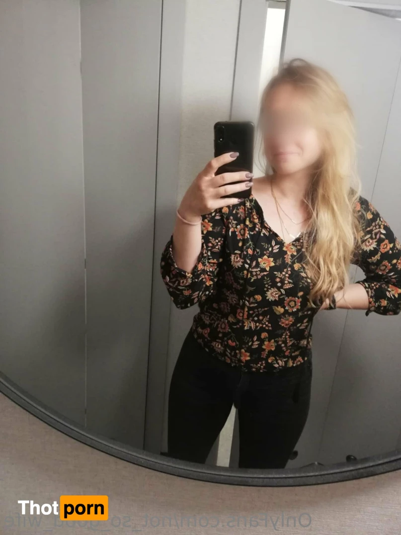 Naughty Wife 13722206