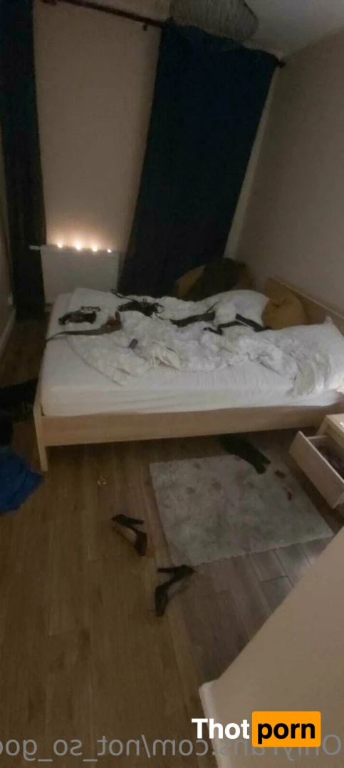 Naughty Wife 13722307