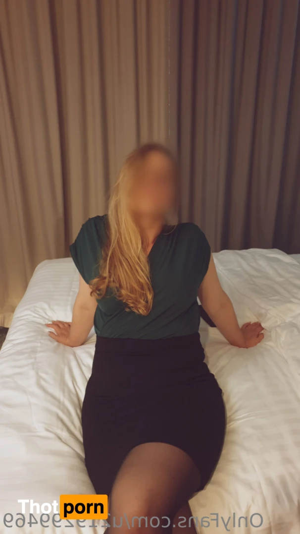 Naughty Wife 13722391