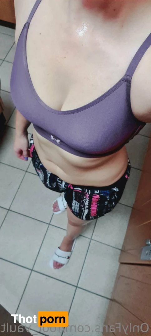 Runners sweaty feet 10994717