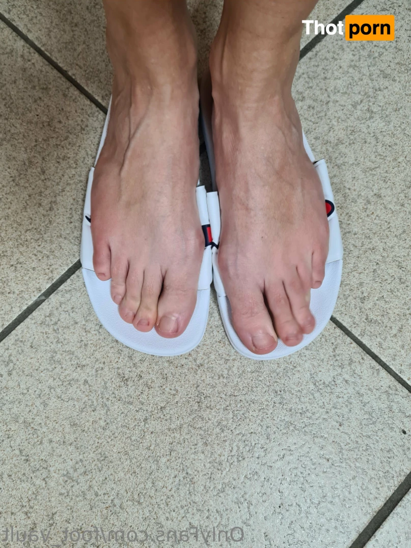 Runners sweaty feet 11061373