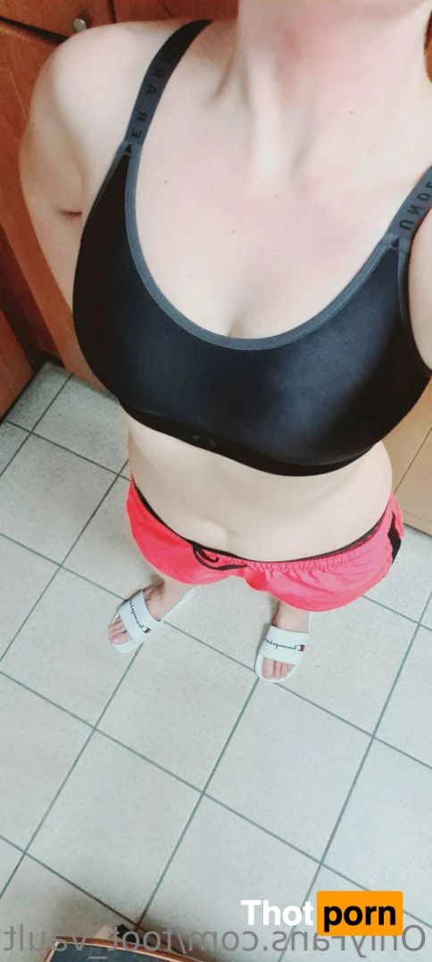 Runners sweaty feet 14430566