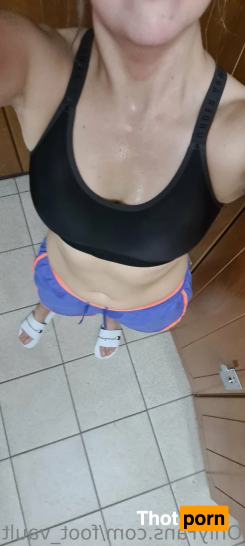 Runners sweaty feet 14437264