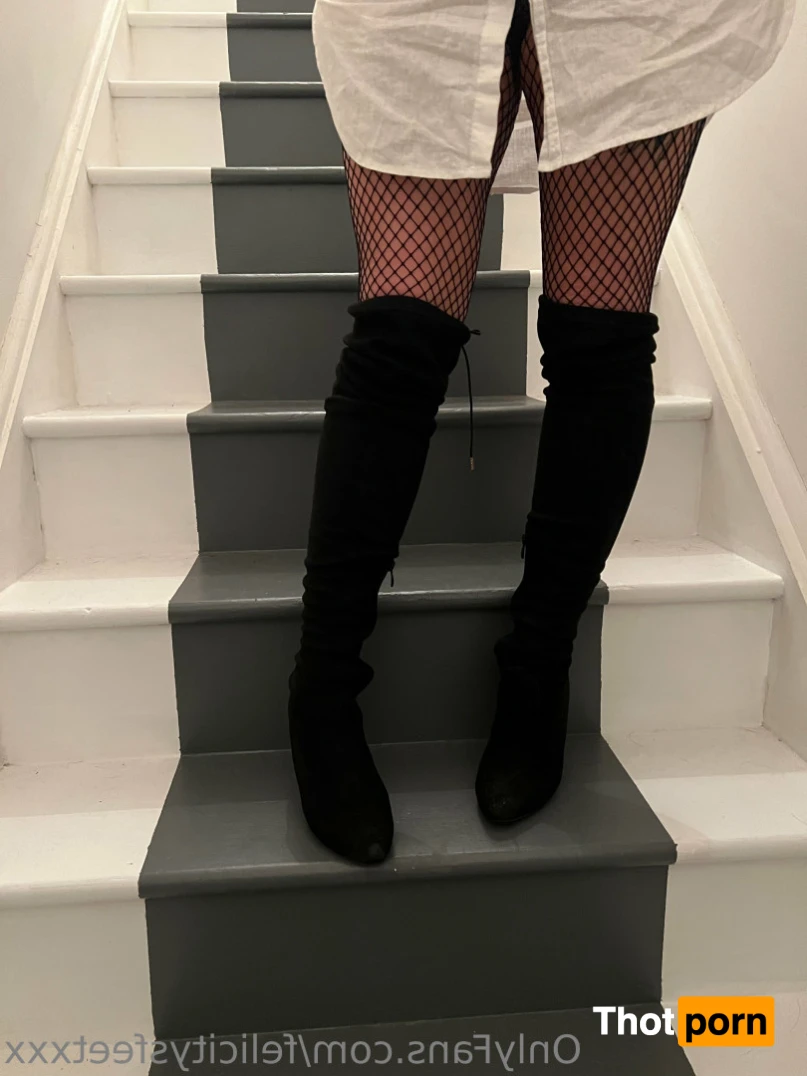 Felicity's feet 11028004