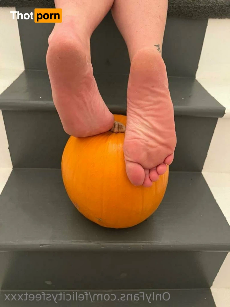 Felicity's feet 11032151