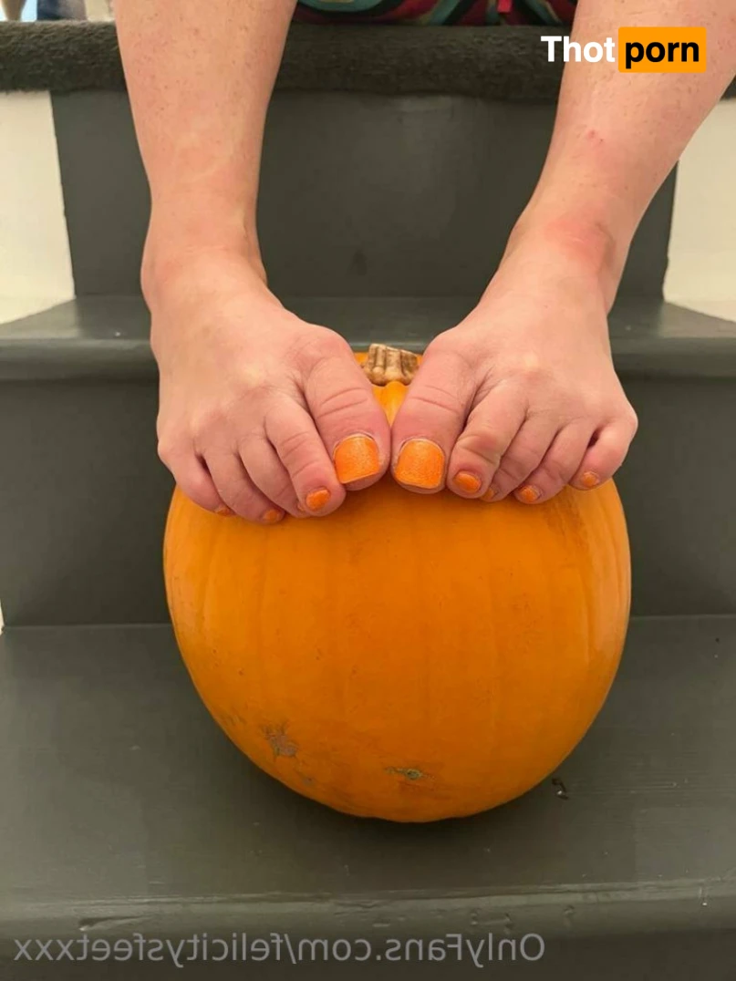 Felicity's feet 13759606