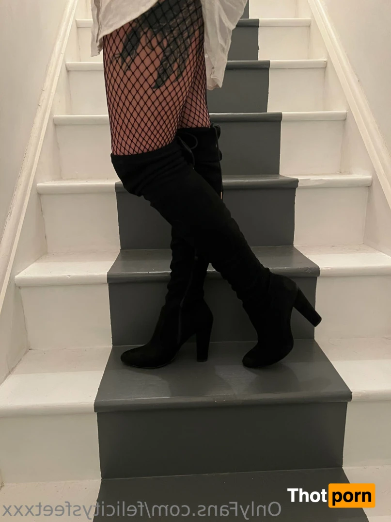 Felicity's feet 13759793