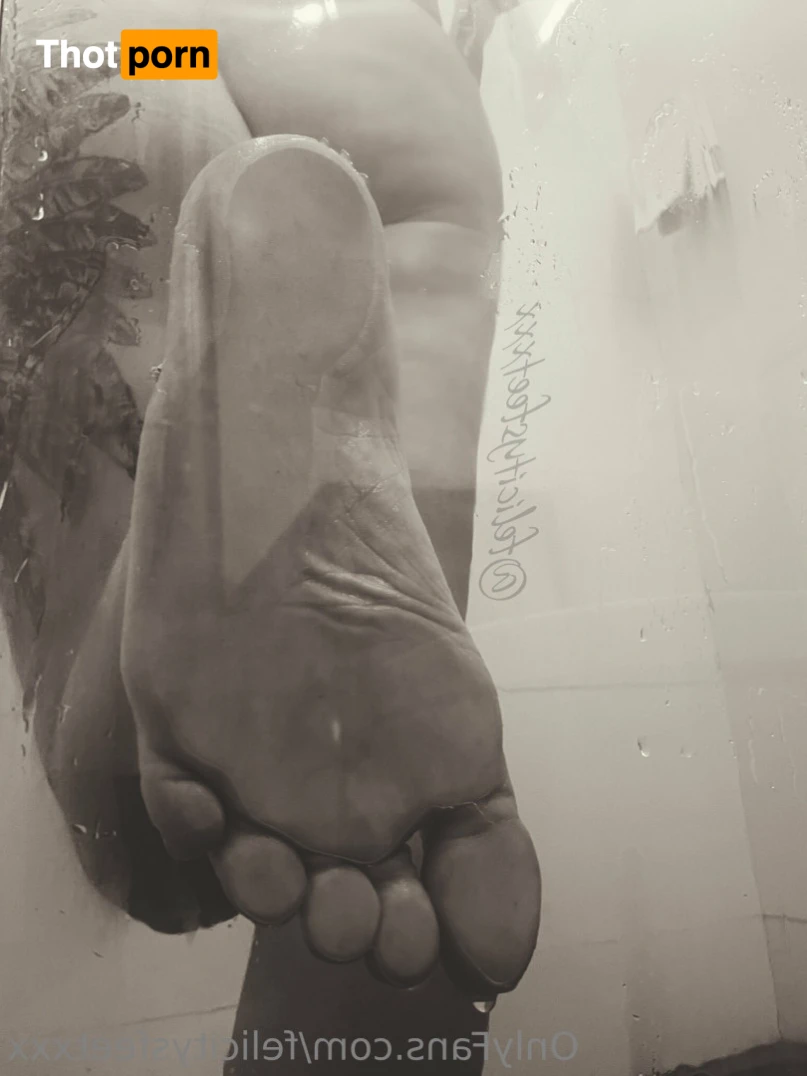 Felicity's feet 13760109