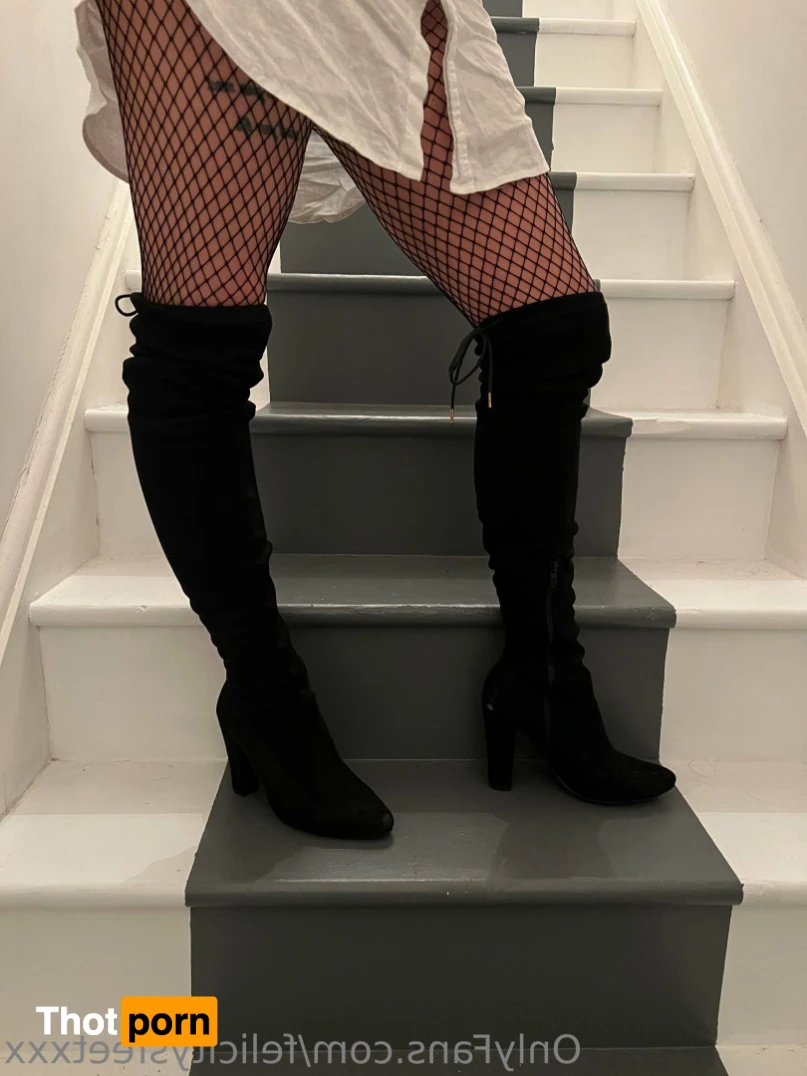 Felicity's feet 13760141