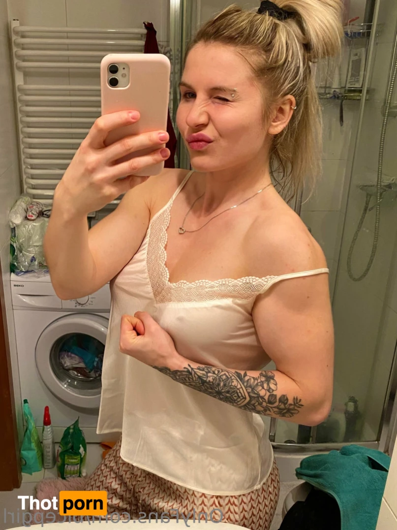 BicepGirl 13598071