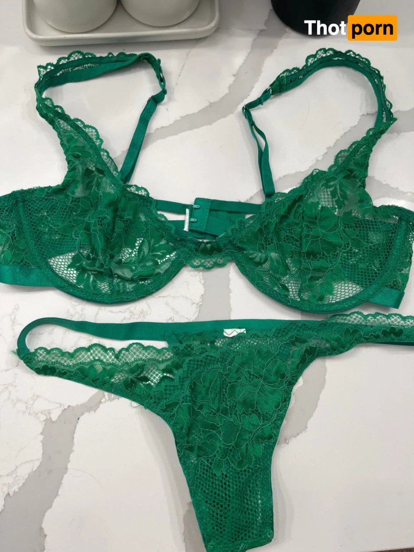 🦋 Emily Sky 🦋 16240272