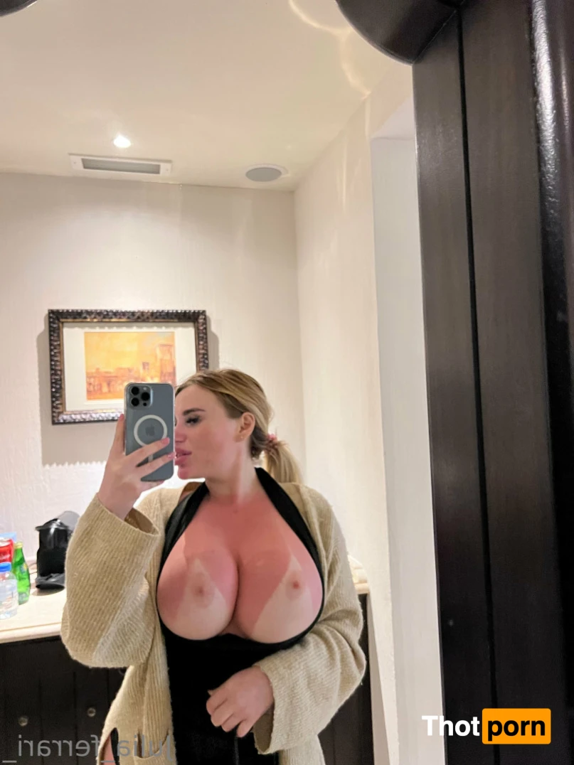 Julia Ferrari 15996648