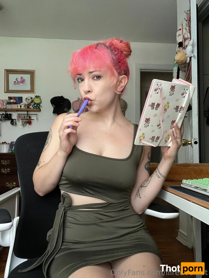 lilredvelvet 16581823